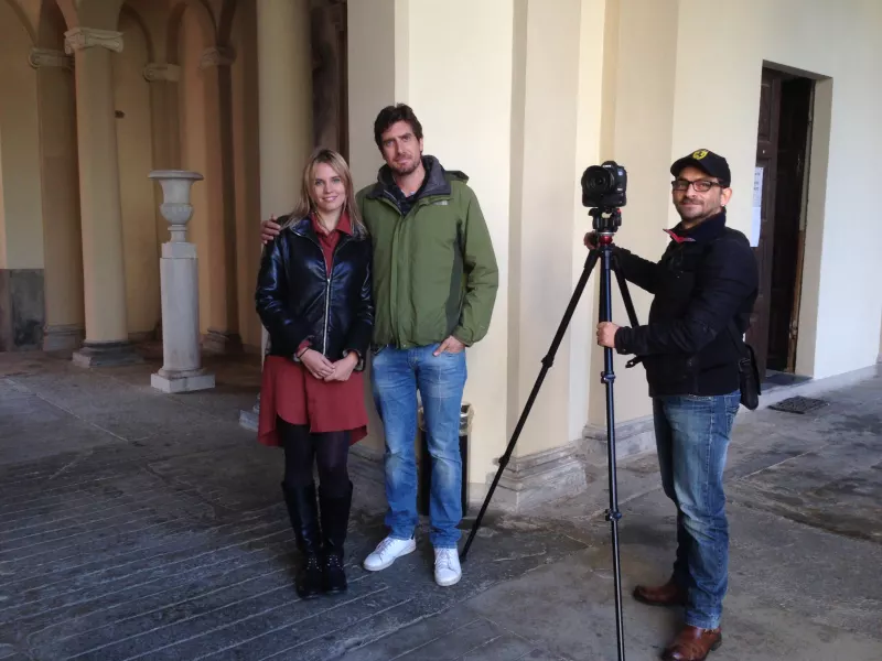 La troupe della Tekla nell'atrio del palazzo comunale