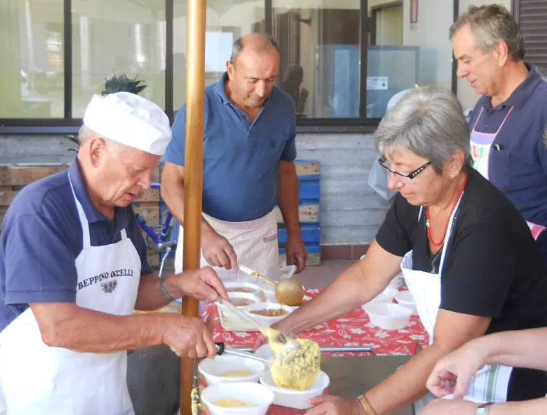 I volontari distribuiscono la polenta  