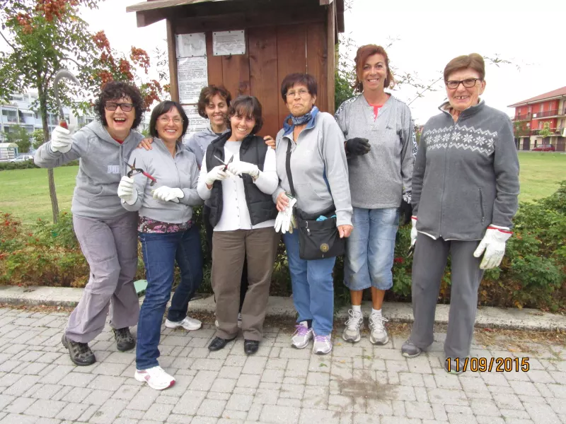 Alcune delle volontarie dell’associazione Busca&Verde in piazza Dante  dove curano duecento piante di rose, le quali in questa stagione,dopo la fioritura estiva, sfoggiano bacche rosse ornamentali che rimarranno sugli steli tutto l'inverno