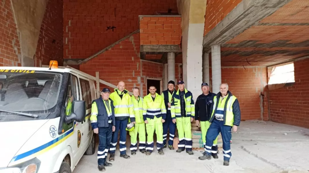 Alcuni dei volontari della Protezione civile comunale nel cantiere della nuova sede: con loro il coordinatore Antonio Beoletto, l'assessore Ezio Donadio e il consigliere comunale Elio Campana