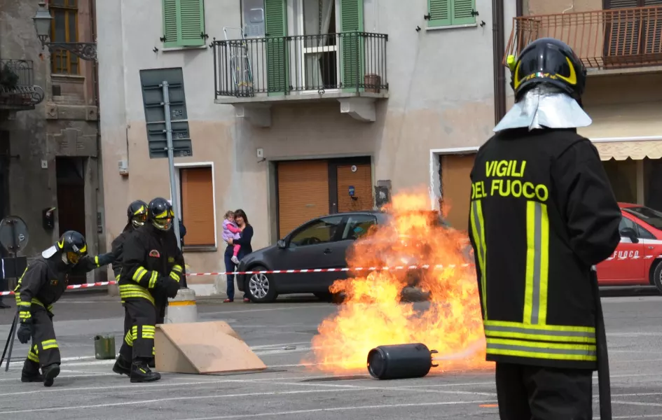 Un'esercitazione in piazza Diaz dei Vigili del Fuoco volontari di Busca