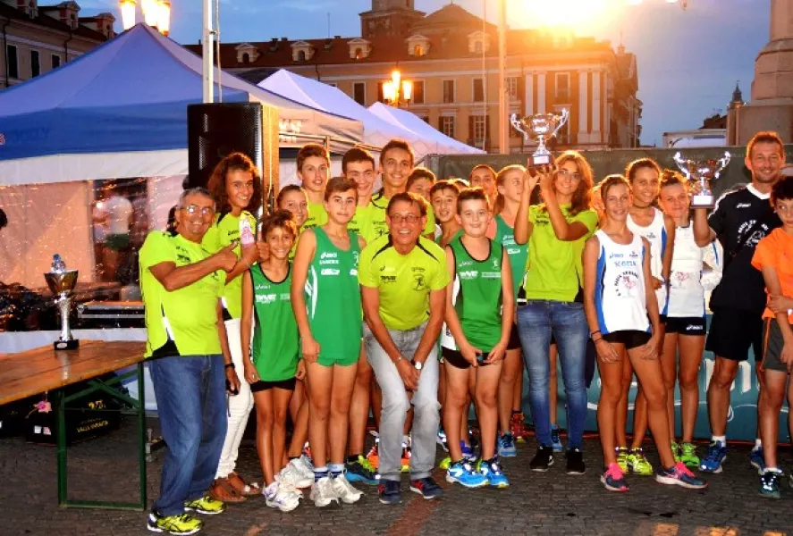 La premiazione del gruppo dei giovani della Buschese con, a sinistra, il presidente Angelo Pasero