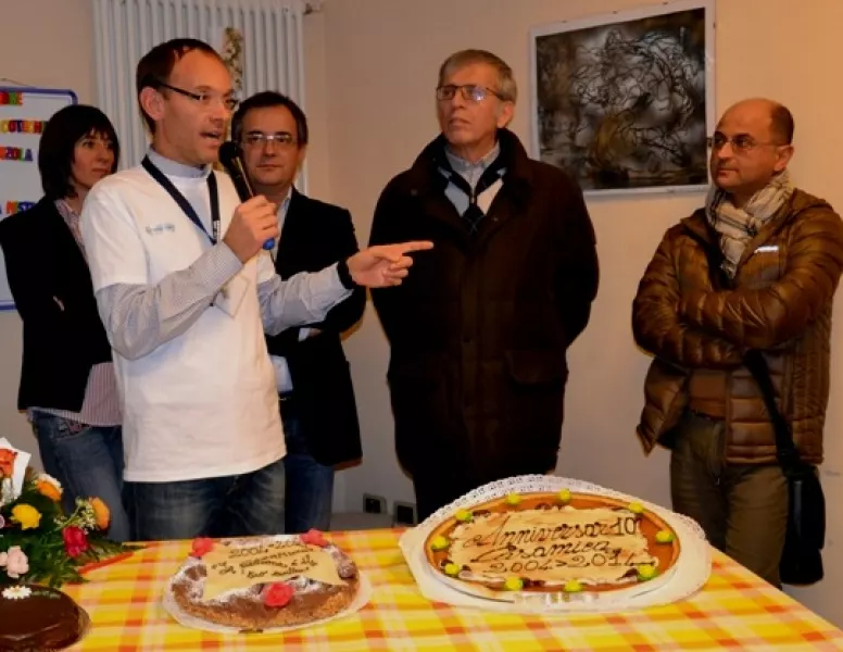 La festa in occasione dei dieci anni di Casamica. L'allora responsabile del centro diurno di Busca Roberto Beltritti, indica Luca Gosso. Alle sue spalle il sindaco, Marco Gallo,  la presidente del cda del Consorzio Alessandra Boccardo e il presidente del comitato locale di Busca della Cri Teresio Delfino