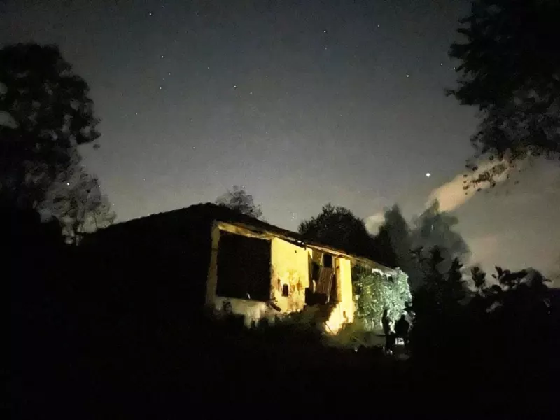 Il profilo della collina di Monte Pagliano sotto le stelle