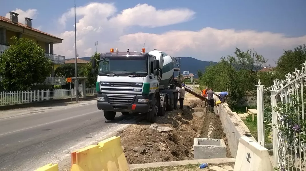 I lavori alla pista ciclo-pedonale: in diversi tratti occorre costruire un muro di sostegno