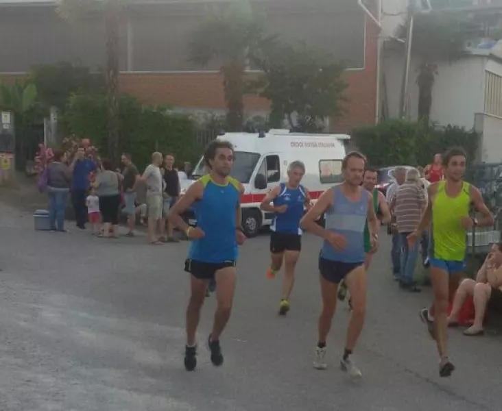 Il gemmelli Dematteis, ai lati, fanno da apripista alla corsa in frazione San Martino