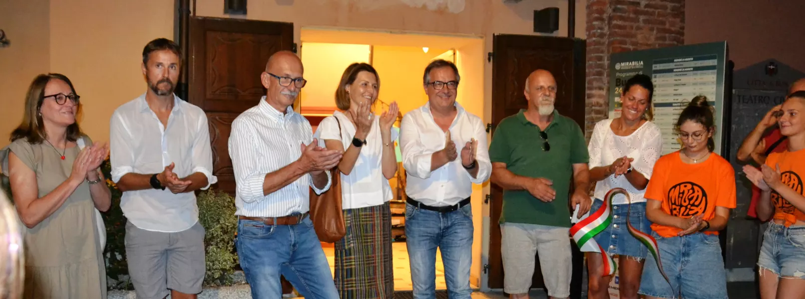 Al taglio del nastro il sindaco Marco Gallo con gli assessori Beatrice Aimar ed Ezio Donadio e i consiglieri Chiara Giusiano e Paolo Comba, con la assessora alle Manifestazione del Comune di Cuneo, Sara Tomatis, e il direttore artistico del festival Fabrizio Gavosto