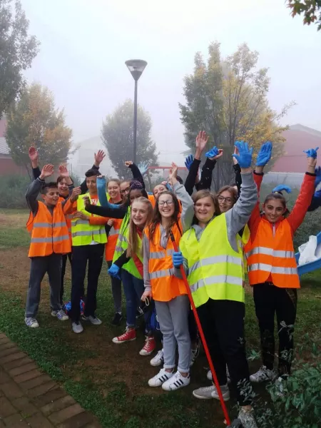 Ragazzi al lavoro per raccogliere le immondizie abbandonate da cittadini poco rispettosi dell'ambiente e del bene comune