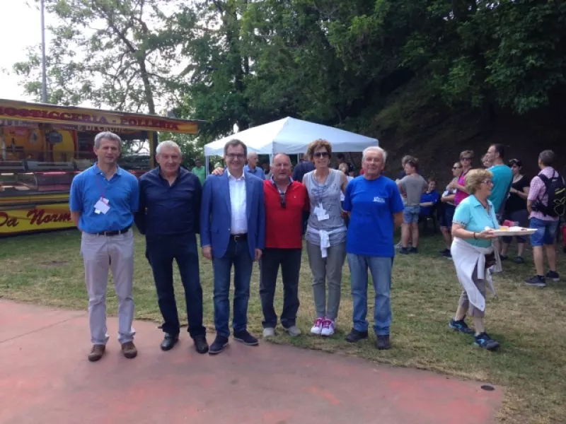 La tappa della grigliata al parco Francotto. Da  sinistra il consigliere comunale Giuseppe Perucca, il presidente di Busca Eventi, Gianpiero Marino,  il sindaco, Marco Gallo, l'assessore Gian Franco Ferrero, l'assessora Carla Eandi, Giangi Giordano, in qualità di socio Busca Eventi