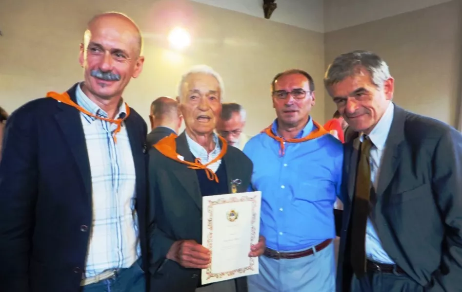 Carlo Rosso, secondo da sinistra, insieme con l'assessore Ezio Donadio, il presidente Anpi Busca, Mario Berardo, e il presidente della Regione, Sergio Chiamparino, alla consegna delle 'Medaglie della Liberazione