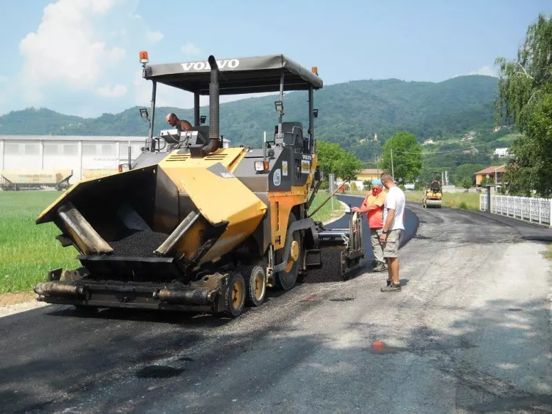 I lavori, che inizieranno a fine estate, interessano diversi tratti di strada nelle frazioni Madonna del Campanile, Castelletto, Morra San Giovanni, San Vitale, Bosco, in zona collinare ed anche la bitumatura di alcuni tratti di strade sterrate particolarmente dissestate ad Attissano e San Barnaba