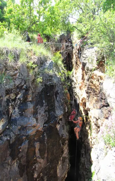 Una delle gole delle cave: hanno fatto da palestra per le esercitazioni degli speleologi soccorritori