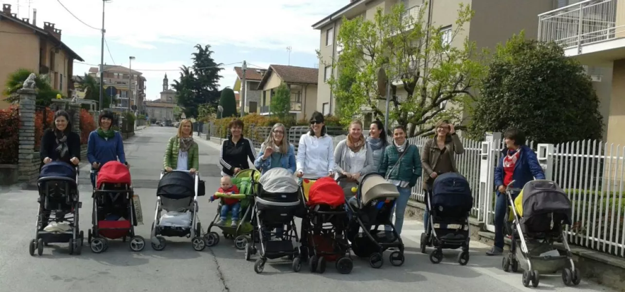 Mamme con bambini pronte al via della passeggiata alla volta del parco di Villa Ferrero per il pic-nic