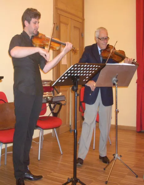 Emir Abeshi con il suo Maestro Bruno Pignata in un incontro, l'anno scorso, al Civico istituto musicale Vivaldi