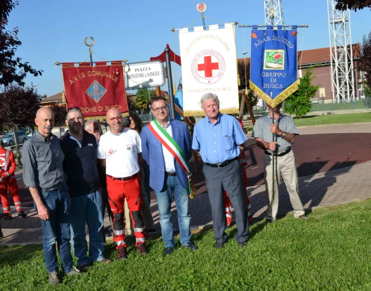 Da sinistra l'assessore al Volontariato Ezio Donadio, Adriano  Marchetti (Avis), Silvano Barbero (Croce Rossa Italiana), il sindaco Marco Gallo, Luciano Biadene (Adas)