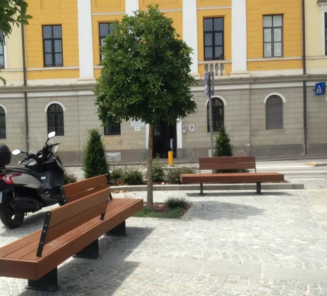 Nuove panchine in legno in piazza Regina Margherita