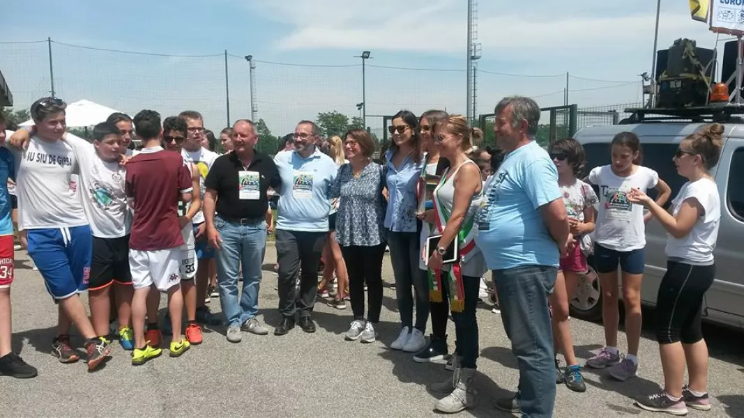 Al centro, l'assessore allo Sport Gian Franco Ferrero e il dirigente scolastico Davide Martini. A destra, la vice sindaca e di Costigliole e vice-presidente dell'Unione Valle Varaita Milva Rinaudo