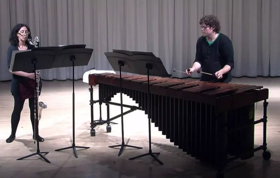 Amy Advocat (clarinetto basso) e Matt Sharroch (marimba)