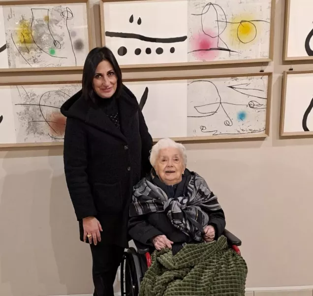 La pittrice Maria Rosa Ravera Aira e la direttrice  della casa di riposo in visita alla mostra di Mirò in Casa Francotto