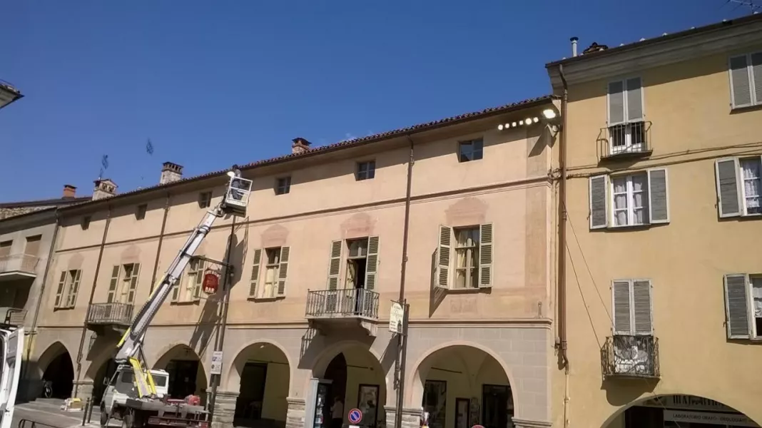 L’intervento nel centro storico riguarda tutte le strade e le piazze, compresa l’illuminazione delle facciate delle chiese della Rossa e della parrocchia con nuovi fari apposti sulle facciate delle case di fronte