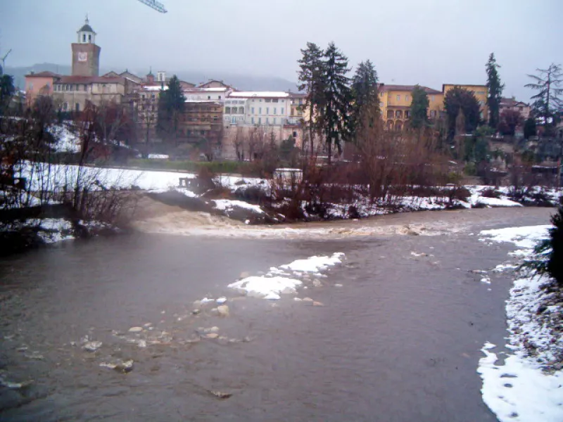 Una piena del Maira nel punto di incontro con il Talutto. Scavare l'alveo di fiumi e torrenti in Piemonte per raccogliere materiale utilizzabile in edilizia sarà meno costoso