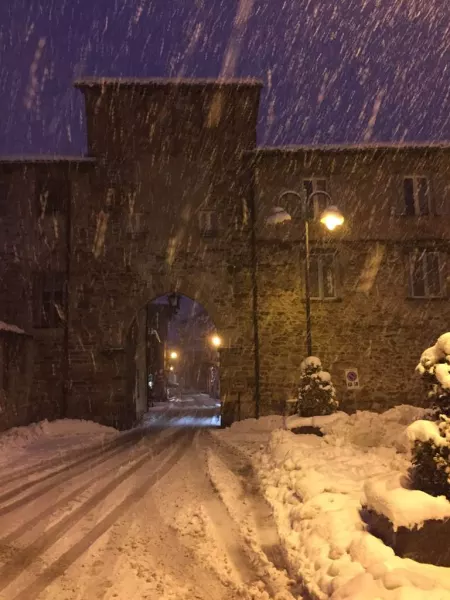 Piazza Santa Maria ieri sera sotto l'eccezionale nevicata