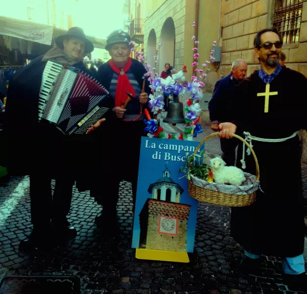 I tre figuranti e suonatori porteranno Busca al raduno di Guarene l'8 maggio