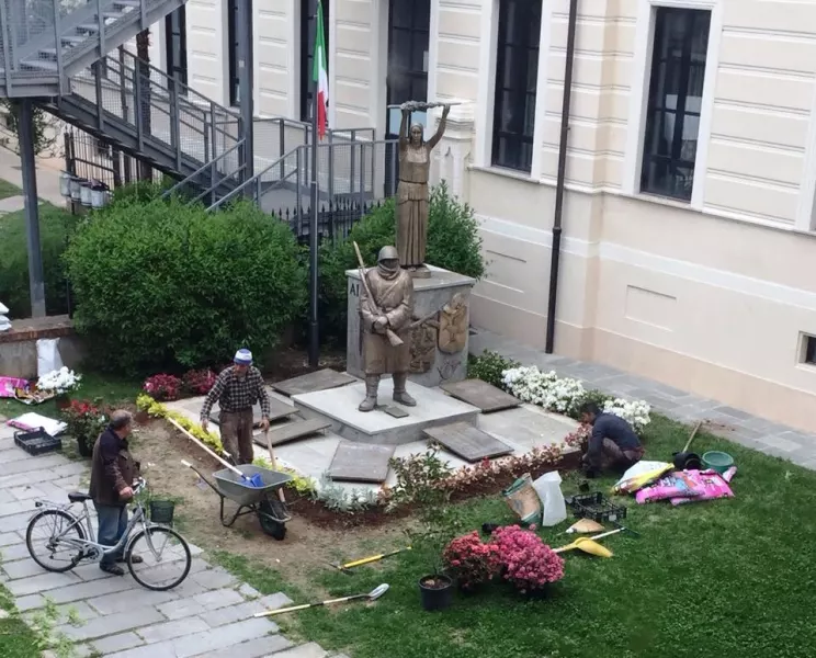 Si prepara la nuova aiuola al monumento ai Caduti