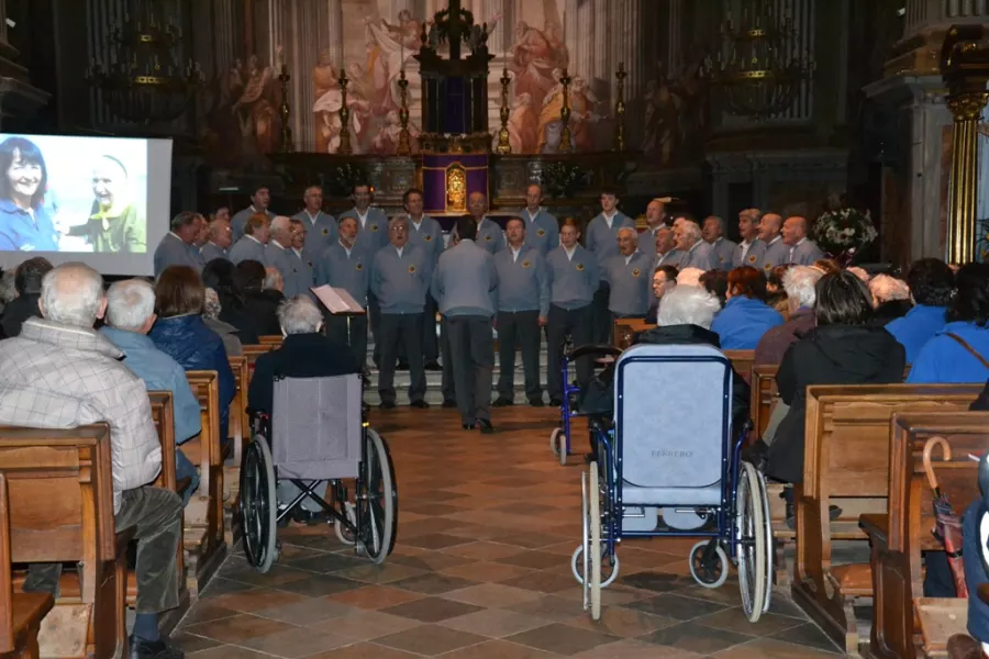 La Corale Valle Maira di Busca nella parrocchia Maria Vergine Assunta sabato scorso per il concerto di inaugurazione della mostra Sguardi e colori dell'associazione Volontari dell'Annunziata