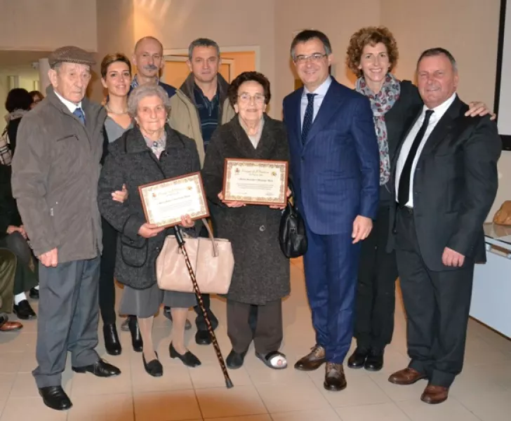 Maria Cosio con Sebastiano Busso e  Maria Gerbaldo, moglie di e Giuseppe Gallo, assente per motivi di salute: le due coppie che festeggiano i 65 anni di matromino, Nozze di Platino, con il sindaco e gli amministratori comunali