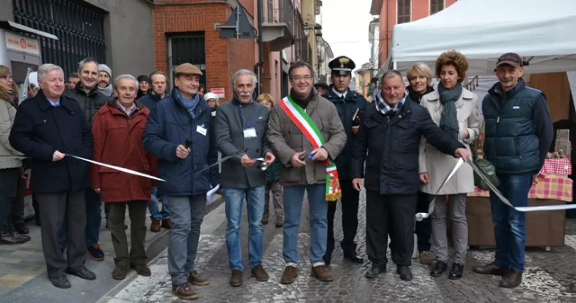 Il taglio del nastro allientato dalla complesso bandistico di Castelletto