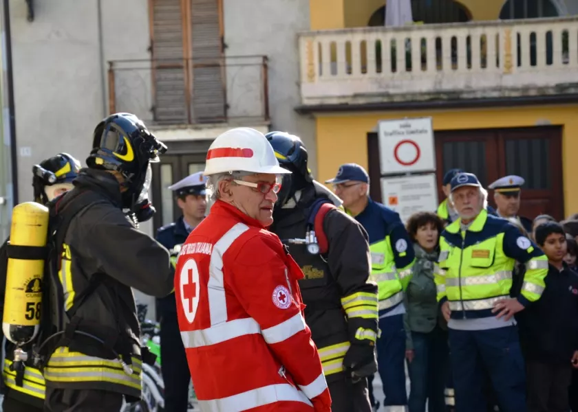 Per la prima volta il Comune ha organizzato un’esercitazione di questo genere, prevista dal Piano comunale di protezione civile. Sono stati coinvolti tutto il corpo della Polizia locale, i vigili del Fuoco volontari di Busca, il Gruppo comunale di Protezione civile, il Comitato di Busca della Croce Rossa, il Sai del Nucleo Il Tricolore, la locale stazione dei Carabinieri e due unità cinofile (cone con conduttiore) dell'associazione Pompieri senza frontiere di Cuneo