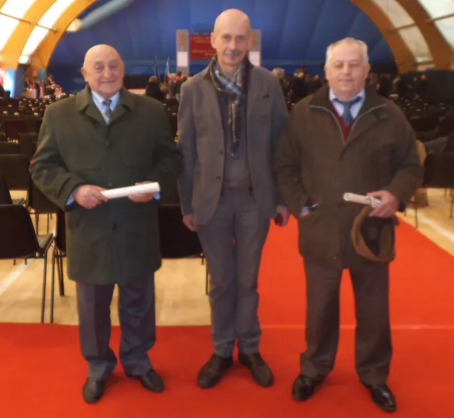 Andrea Parola, mobiliere dal 1960, l'assessore Ezio Donadio e Stefano Mondino, agricoltore da oltre 55 anni. Assente la terza premiata Tiziana Quaglia, pettinatrice da oltre 35 anni