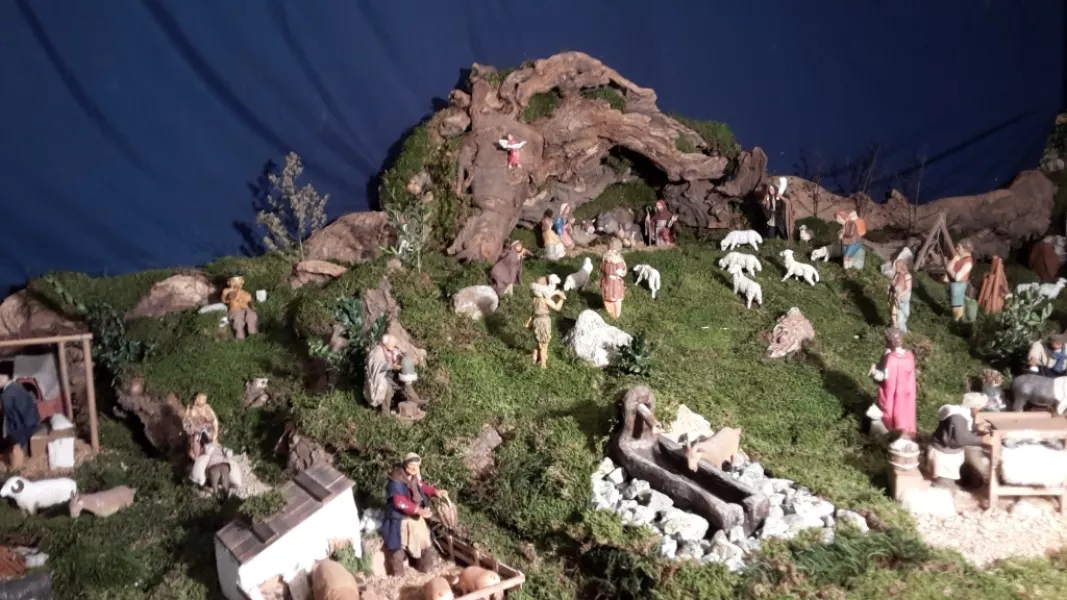 Un particolare in anteprima del presepe 2014 in parrocchia