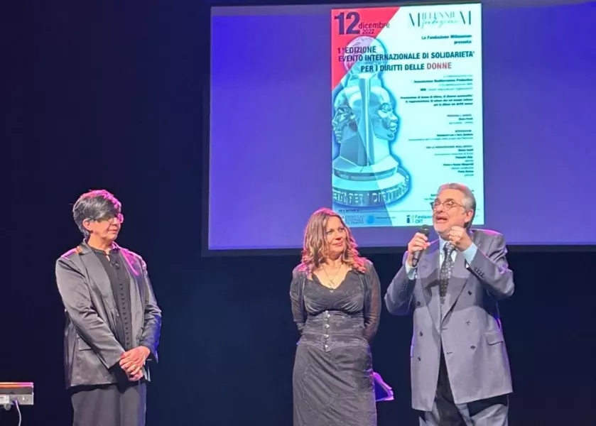 La buschese Maria Requena, a sinistra, premiata ieri sera sul palco del teatro Juvarra di Torino