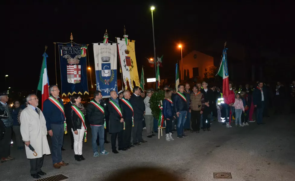 L'onore ai Caduti alla lapide di Ceretto