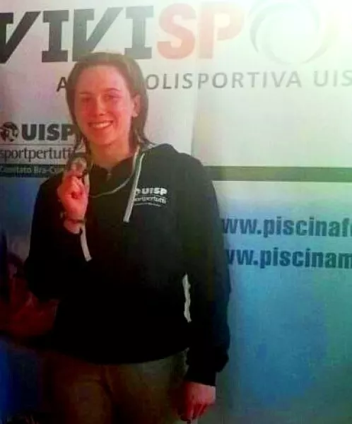 Anna Tardivo mostra la medagli di bronzo conquistata ieri a Fossano