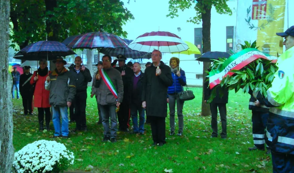 La deposizione dell'alloro al monumento alla Resistenza  