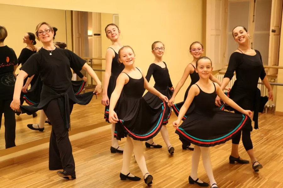 A sinistra la Maestra Ioulia Sofina con le allieve del corso di Danza del Civico istituto e l'insegnante Monica Sava 