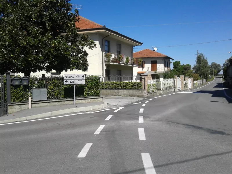 Via Villafalletto: la strada che conduce al cimitero è stata recentemente segnata con  il tracciato del percorso pedonale