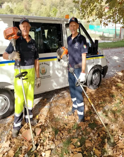 Tra i volontari della Protezione civile comunale al lavoro ieri in collina anche l'assessore Ezio Donadio, a destra, e il consigliere comunale Elio Campana