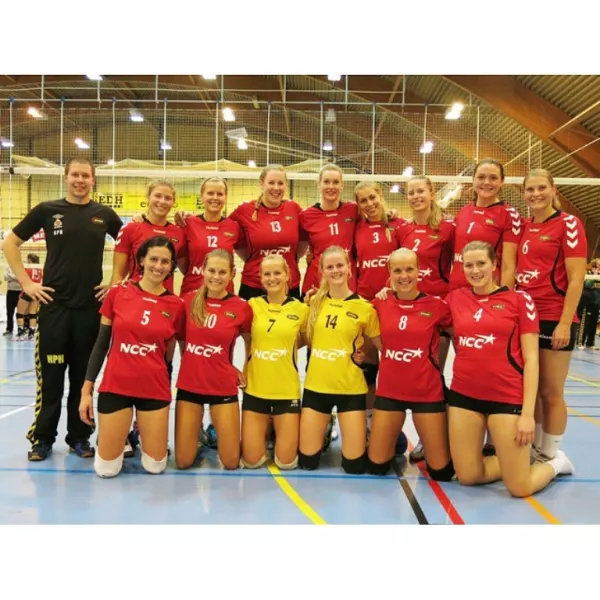 La squadra di volley NTNUI Trondheim. Martina Delfino è la prima a sinistra nella fila in basso con il numero 5