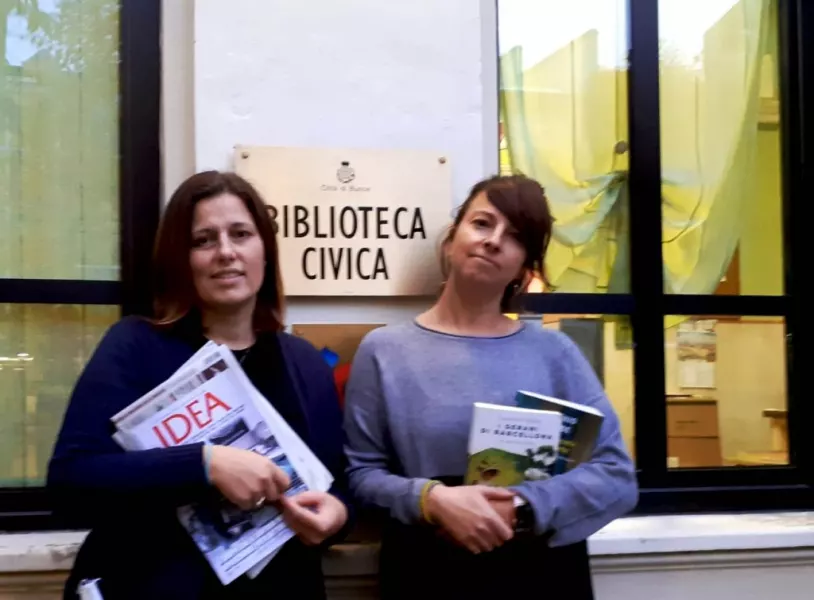 La assessora Lucia Rosso con la bibliotacaria Noemi Balbo