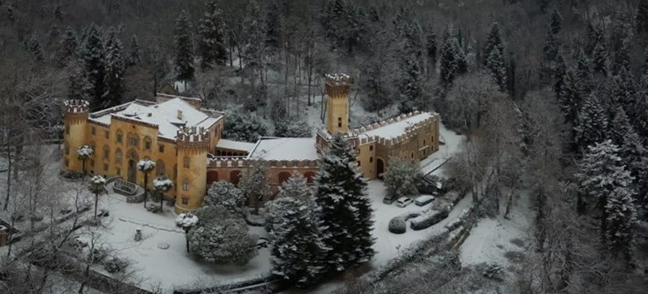   Ringraziamo  Mauro Garello per la concessione alla pubblicazione qui  della sua suggestiva fotografia del castello del Roccolo innevato