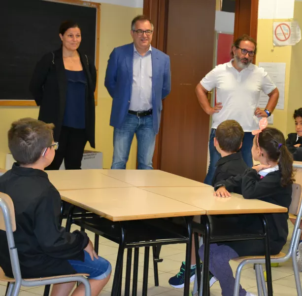 Il sindaco Marco Gallo e la assessora all’Istruzione Lucia Rosso hanno augurato buon anno scolastico a tutti recandosi simbolicamente in un’aula delle primarie con il dirigente scolastico Davide Martini