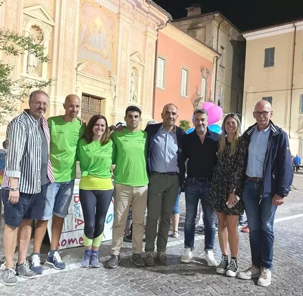 Gli organizzatori di Assoimprese (Stefano Manfrinato e Davide Marabotto) e  alcuni del Comitato Fitwalking (Andrea Pellegrino, Franca Aimar,  Walter Marino)  con gli assessori Diego Bressi, Beatrice Aimar, Ezio Donadio