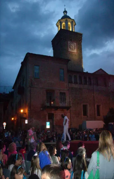 Lo spettacolo sotto la torre della Rossa... con nuvole minacciose