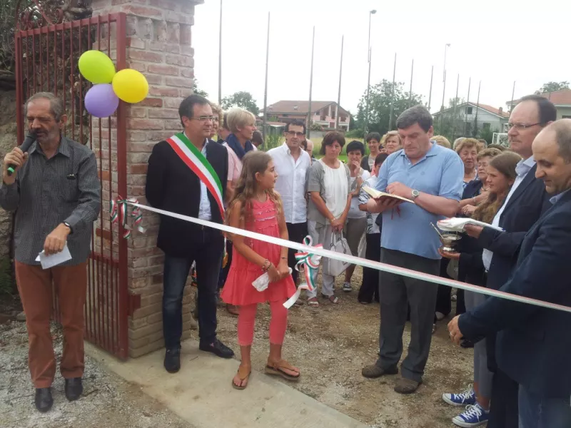  Lorenzo Martini, a sinistra, con il sindaco, Marco Gallo, il parroco don Roberto Bruna e gli altri convenuti all'inaugurazione del nuovo circolo