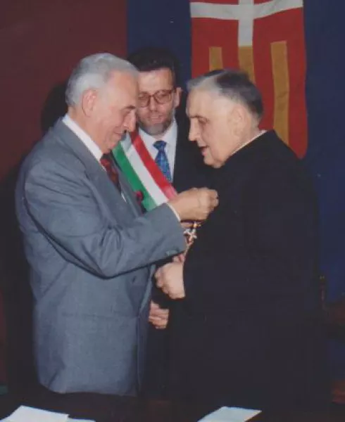 Don Francesco Fino in una immagine degli Anni Ottanta con il senatore Giuseppe Fassino e il sindaco Teresio Delfino in occasione del conferimento della cittadinanza onoraria e dell'onorificenza di cavaliere