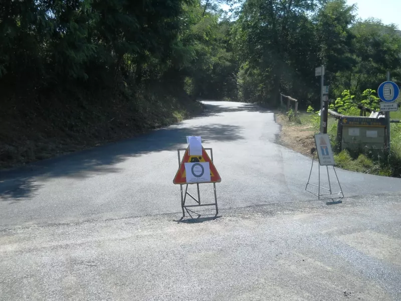 L’imbocco della Strada dei Cannoni dalla colletta di Rossana, nel territorio del Comune di Busca, che esegue costantemente lavori di manutenzione sul tratto di sua competenza. Qui un recente interevento di bitumatura